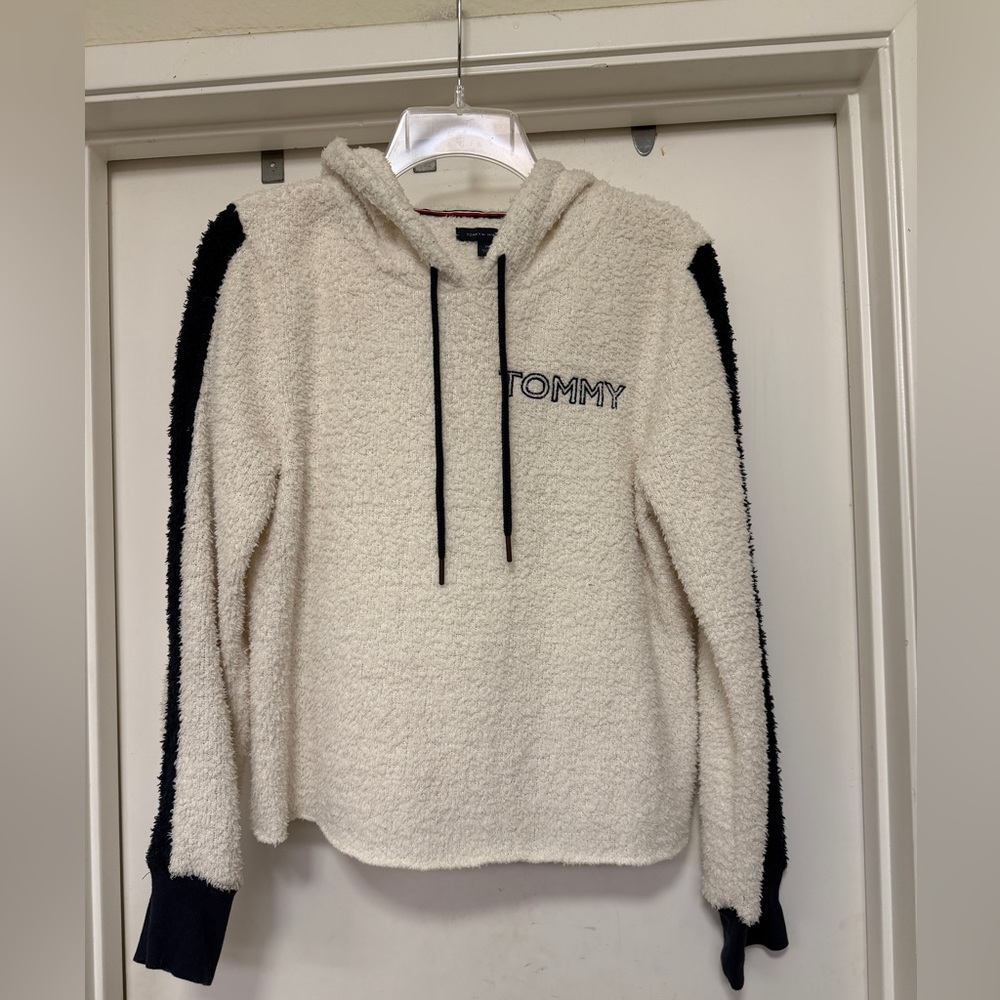 Tommy Hilfiger Women's Fuzzy Logo Hoodie - cropped - cream/navy blue - size M